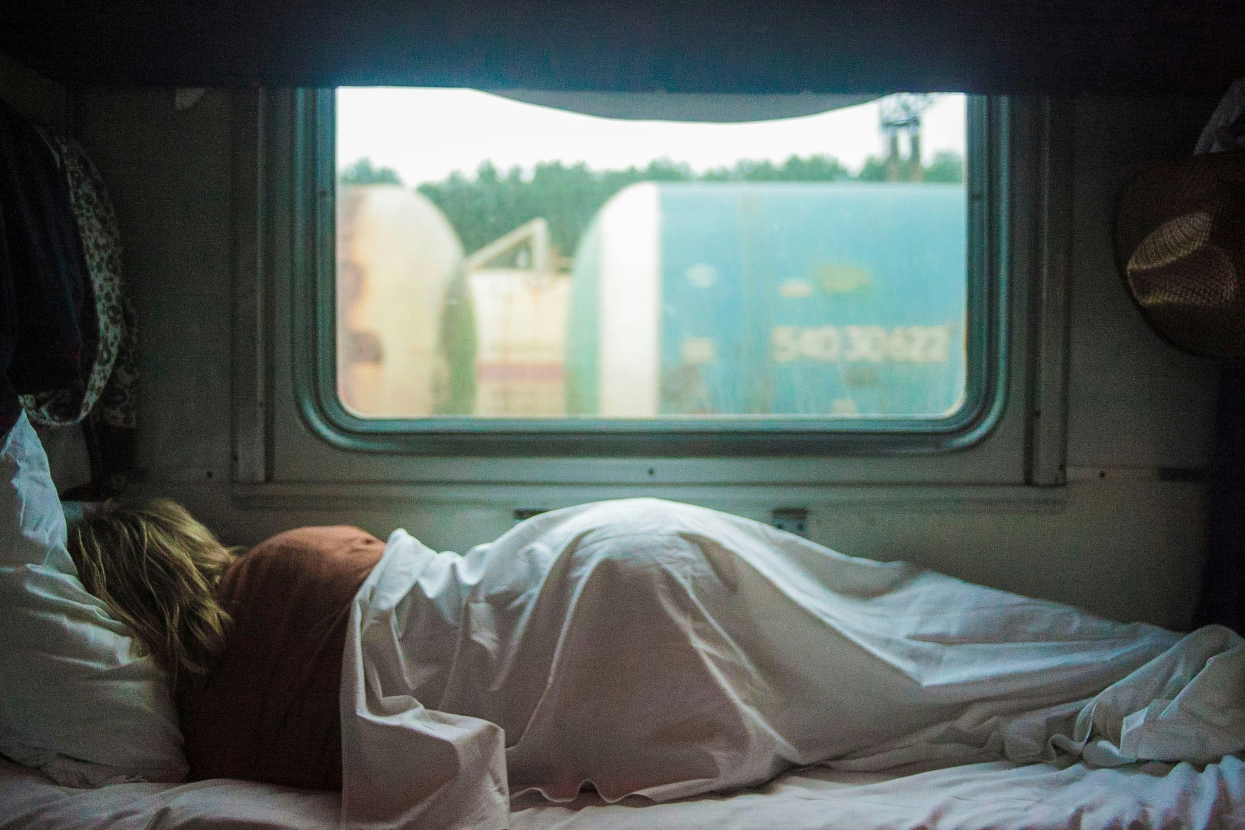 Dietary factors, limited alcohol consumption and vitamin E contribute to better sleep.